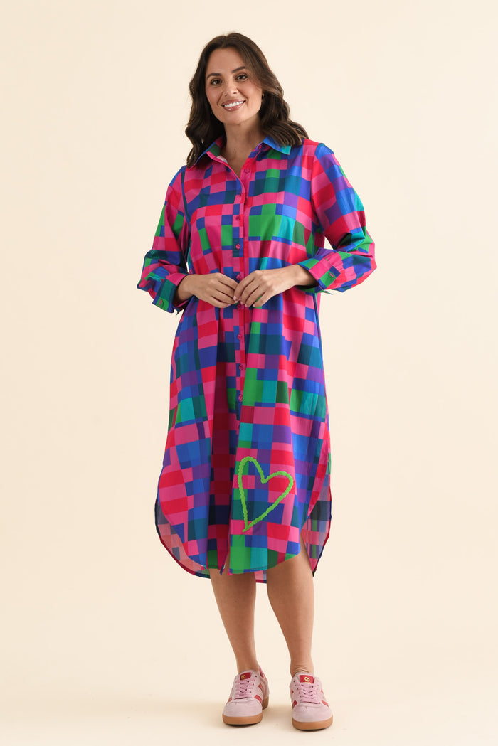 Claude Pink Gingham Cotton Poplin Dress,brunette model,Full Outfit,alt text|model:MJ