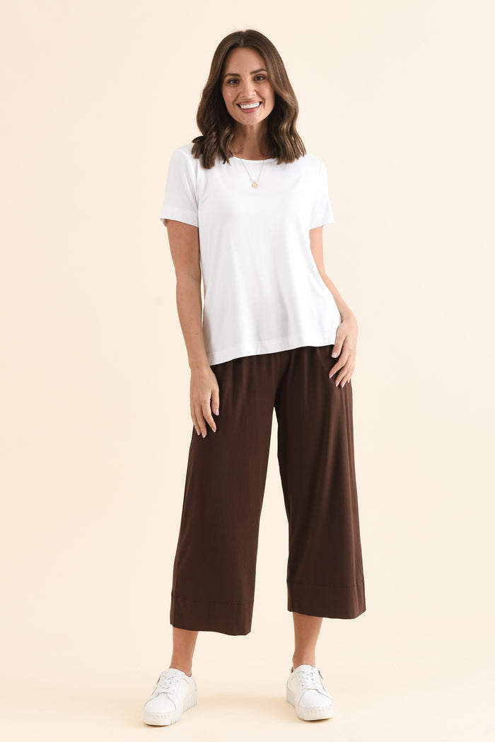 Minelli White Bamboo Tee,Full Body,Brunette model,alt text|model:MJ