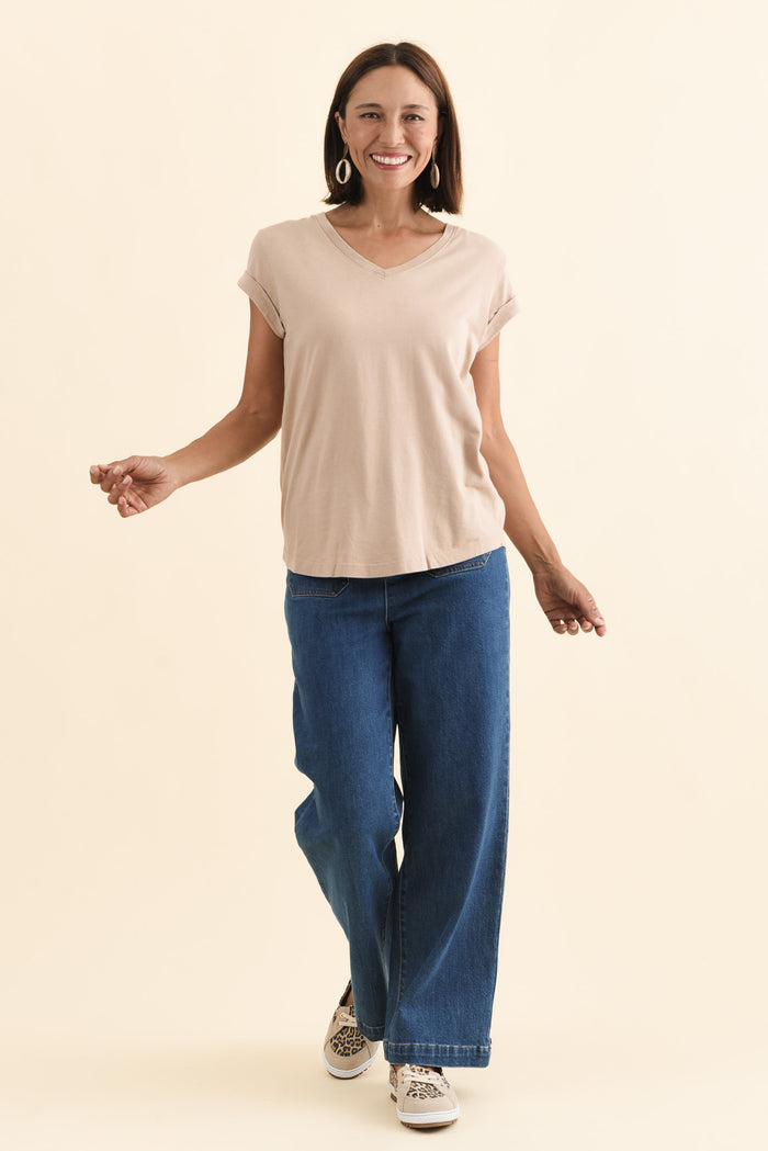 Monte Oat Cotton Vee Tee,Brunette model,alt text|model:Cara