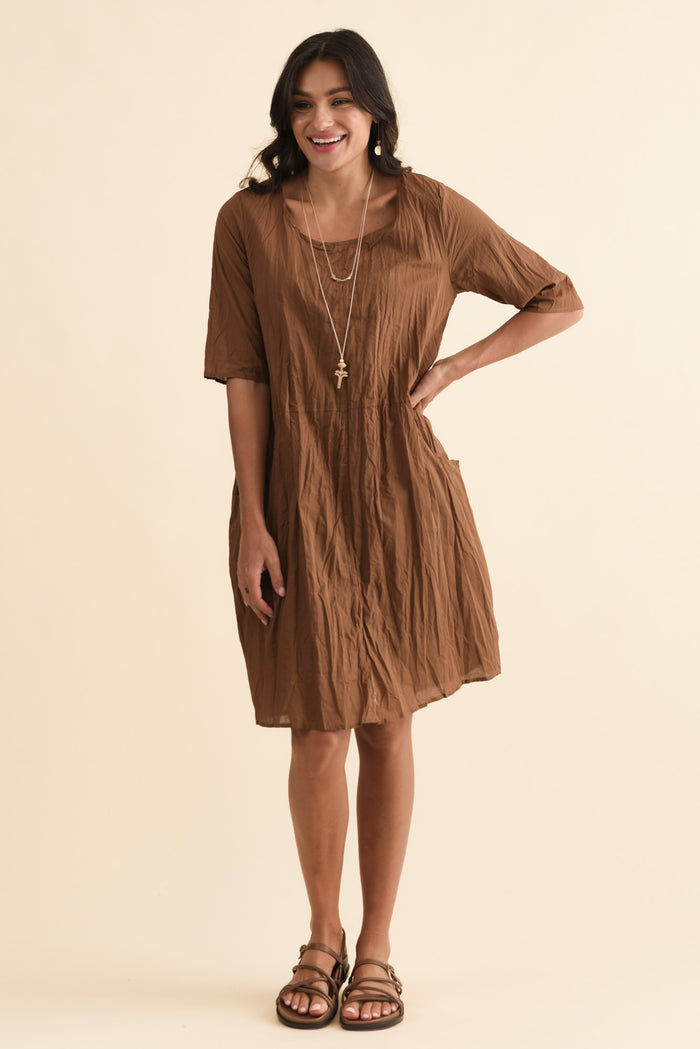 Andora Chocolate Crinkle Cotton Dress,Brunette model,alt text|model:Brontie