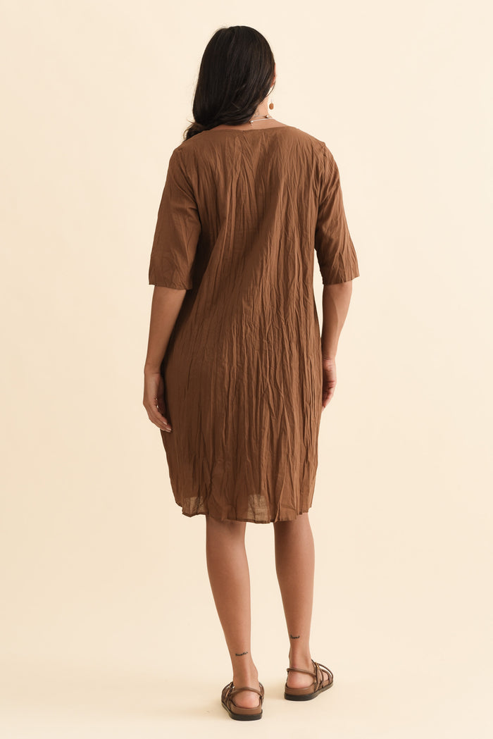 Andora Chocolate Crinkle Cotton Dress,Brunette model,alt text|model:Brontie