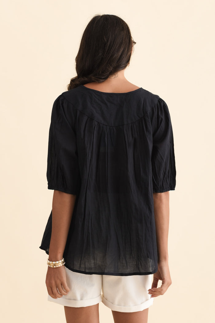 Claris Navy Crinkle Cotton Top,Brunette model,alt text|model:Brontie