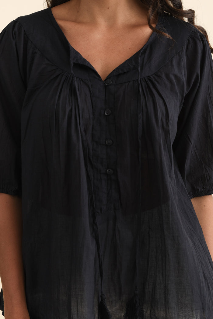 Claris Navy Crinkle Cotton Top,Brunette model,alt text|model:Brontie