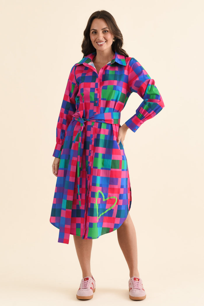 Claude Pink Gingham Cotton Poplin Dress,brunette model,Full Outfit,alt text|model:MJ
