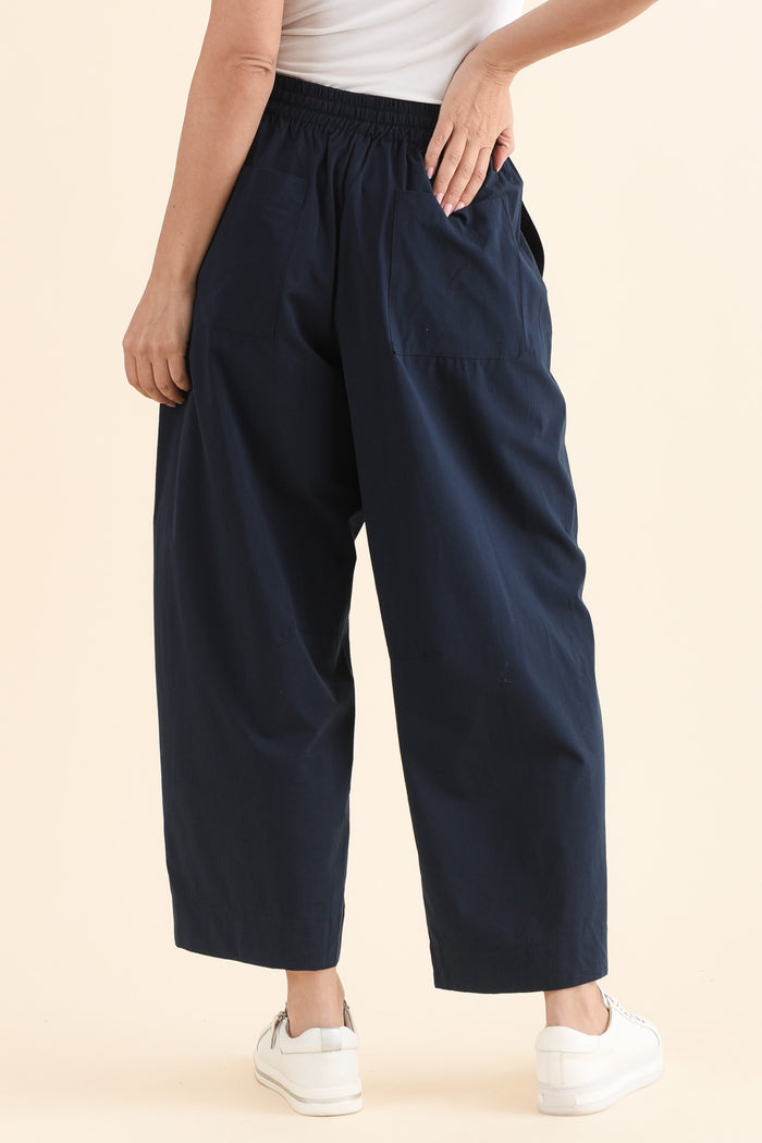 Drift Navy Barrel Drawstring Pants,Back,Brunette model,alt text|model:MJ