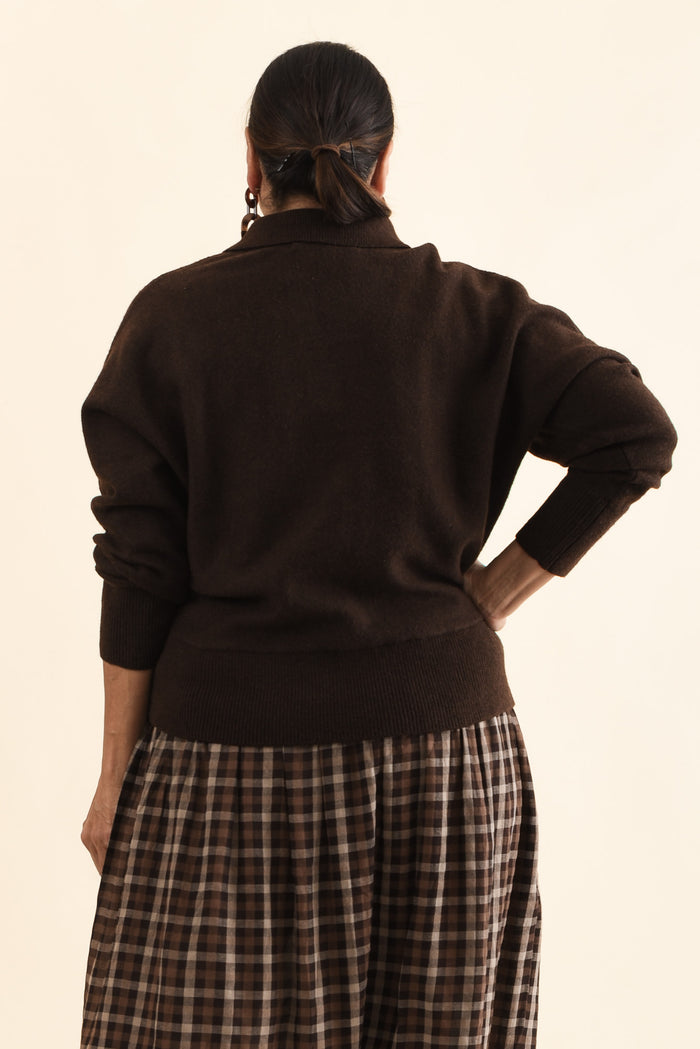 Elea Dark Brown Knit Polo Jumper,Detail,Brunette model,alt text|model:Pilita