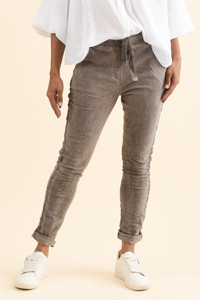 Jaya Mocha Drawstring Pants,Brunette model,alt text|model:Cara