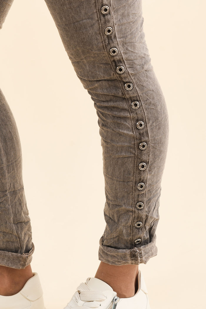 Jaya Mocha Drawstring Pants,Brunette model,alt text|model:Cara