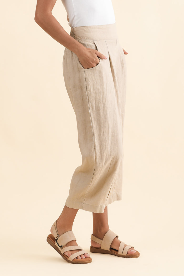 Lassie Beige Linen Barrel Pants,Brunette model,alt text|model:Brontie