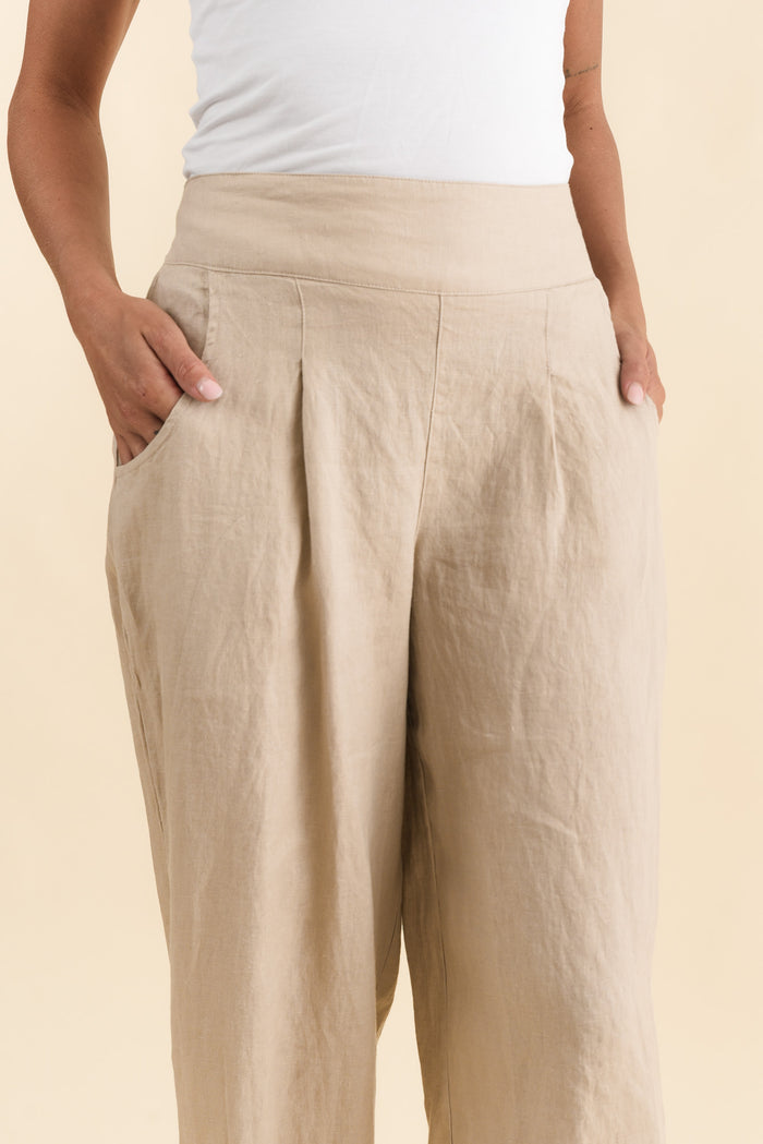 Lassie Beige Linen Barrel Pants,Brunette model,alt text|model:Brontie
