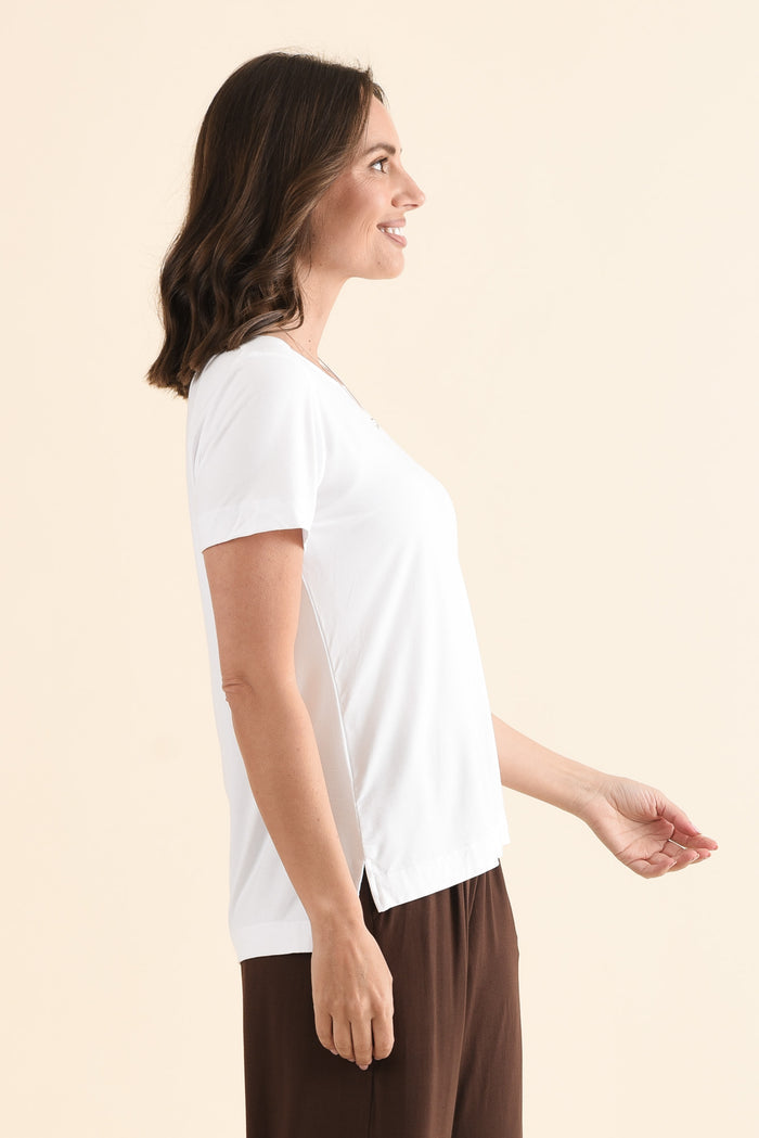 Minelli White Bamboo Tee,Side,Brunette model,alt text|model:MJ