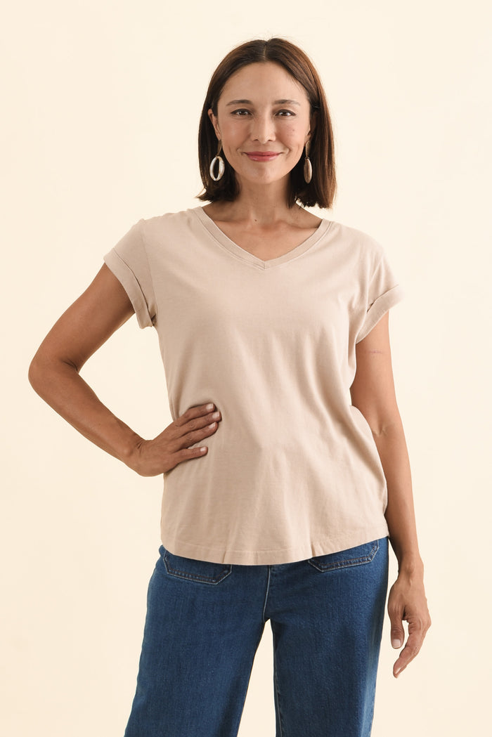 Monte Oat Cotton Vee Tee,Brunette model,alt text|model:Cara
