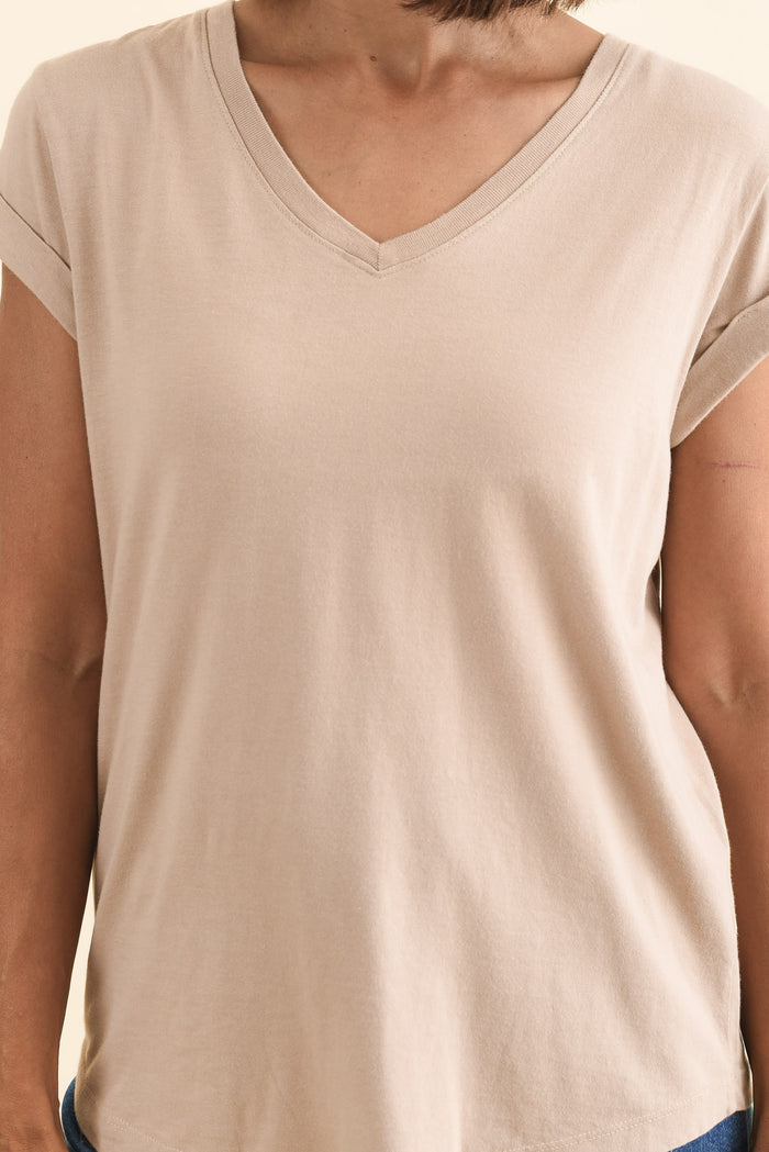 Monte Oat Cotton Vee Tee,Brunette model,alt text|model:Cara