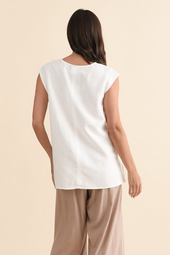 Roxie White Linen Blend V Neck Tank,Brunette model,alt text|model:MJ