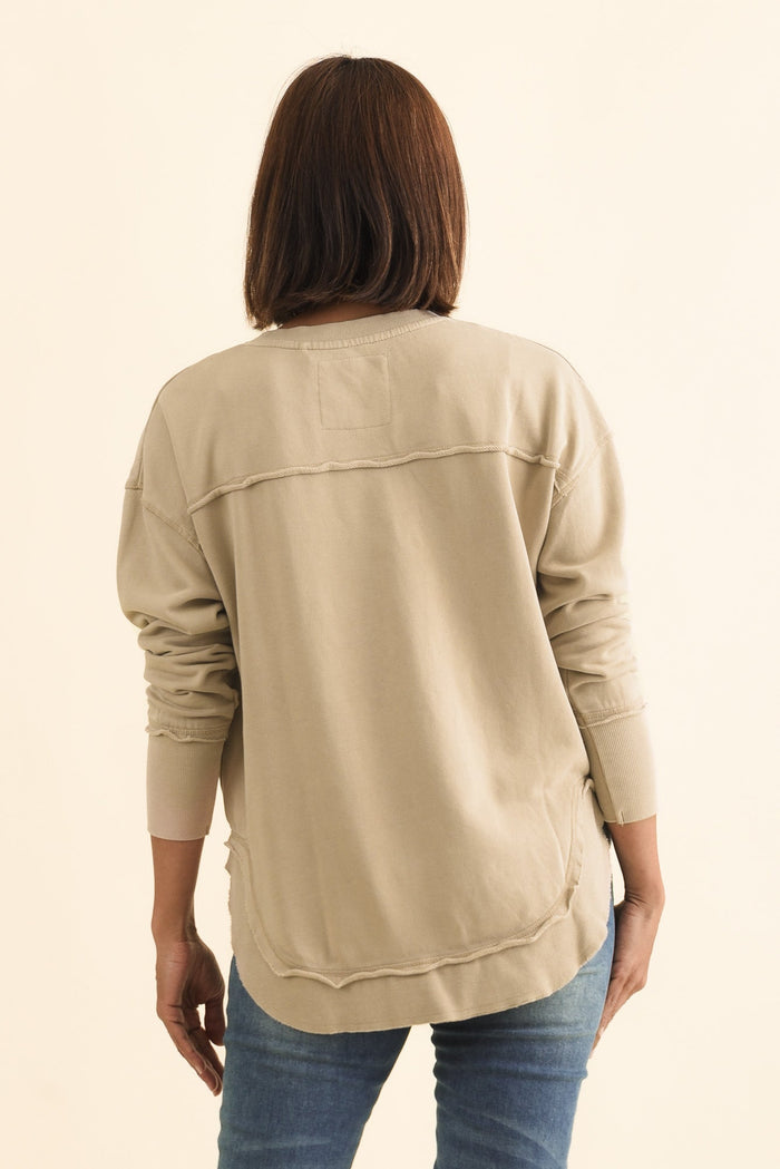 Simplified Oat Cotton Crewneck Sweatshirt,Brunette model,alt text|model:Cara