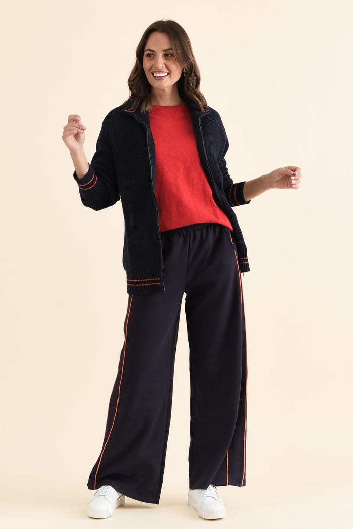 Traveller Navy Pocket Sweatpants,brunette model,Full Outfit,alt text|model:MJ