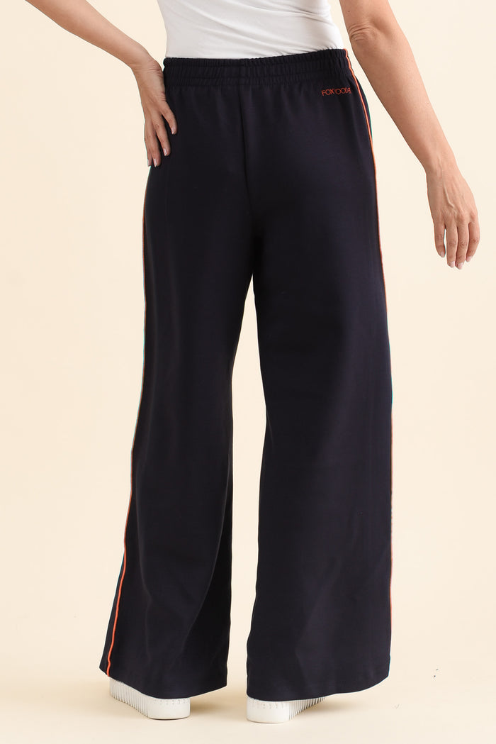 Traveller Navy Pocket Sweatpants,brunette model,Close up of outfit,alt text|model:MJ