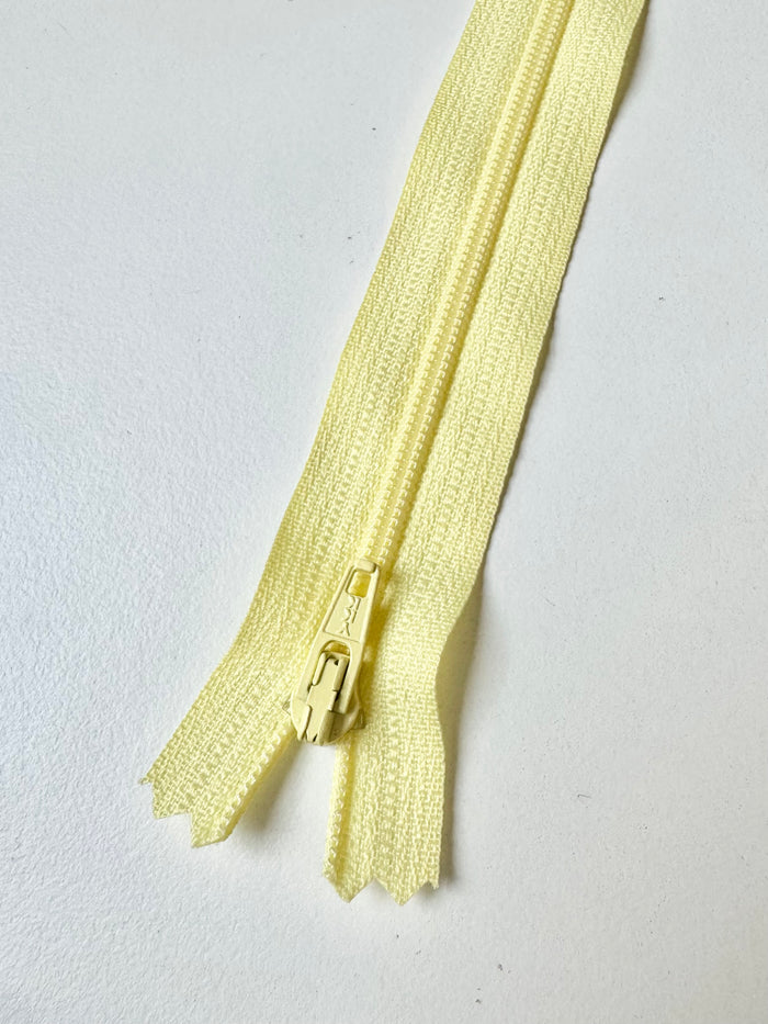 YKK 55cm/21.5inch Pale Yellow Standard Zips